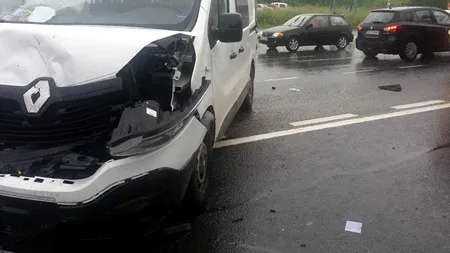 Accident în Sibiu: Trei persoane au fost rănite după ce două microbuze s-au ciocnit - FOTO