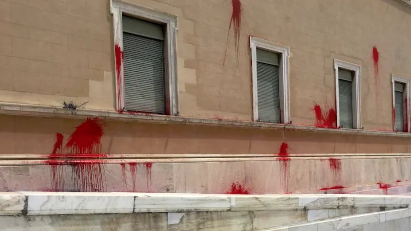 Parlamentul Greciei a fost vandalizat cu vopsea roșie: O grupare anarhistă a revendicat atacul - FOTO