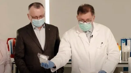 VIDEO| Cum se folosesc testele de salivă în școli. Demonstrațiile făcute de Rafila și Cîmpeanu