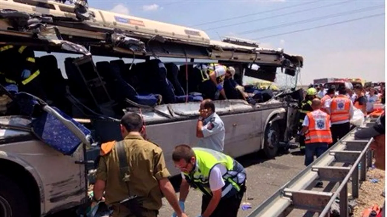 Patru morți și zeci de răniți, după ce un autobuz s-a lovit cu un camion, în sudul Israelului