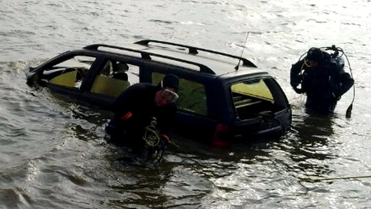 O familie a plonjat cu mașina în râul Olt, doar fetița de 13 ani fiind salvată de un alt șofer. Scafandrii îi caută pe părinți. „Se pare că nu ar fi ieșit