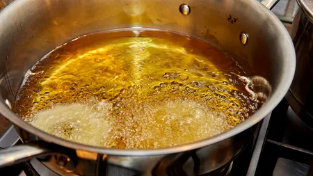 RISCUL la care ne expunem atunci când refolosim uleiul pentru prăjit. „Afectează creierul”