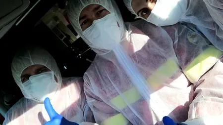 RISC DE CONTAMINARE. Paramedicii de pe SMURD, intervenție la un pacient suspect de coronavirus în costume de zugrav/ Dispecerul de la 112 i-a trimis la caz