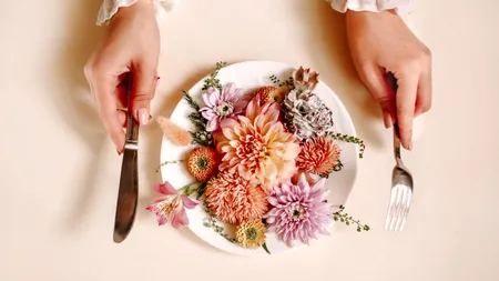 Afacerea inedită cu FLORI comestibile cu care un ieșean a dat lovitura. Povestea a început dintr-un dormitor de bloc. Livrează și în Capitală