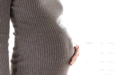 Gravidă din Iași, trimisă acasă după ce a stat 30 de ore nemâncată ca să intre în cezariană. REACȚIA maternităţii