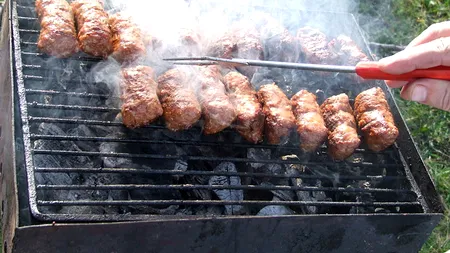 Cum se prepară cei mai buni mici. Ce trebuie să faci înainte de a-i pune pe grătar