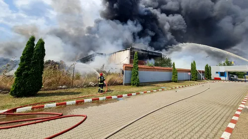 Incendiu de proporții la un depozit de materiale plastice din Alba Iulia
