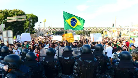 Confruntări între manifestanți și poliție la Rio de Janeiro. 