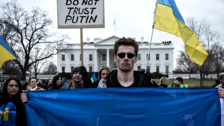 Sute de persoane protestează în apropierea Casei Albe și îi cer lui Obama să ia măsuri împotriva Rusiei