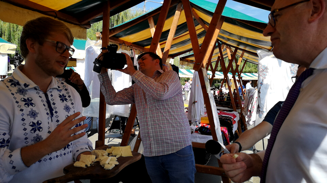 Phil Hogan comisar european pentru Agricultură gustă brânză de burduf la Zilele Recoltei la Cluj Napoca