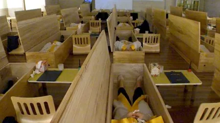 Pentru a-și face angajații să aprecieze mai mult viața, o companie își pune angajații să stea în sicrie