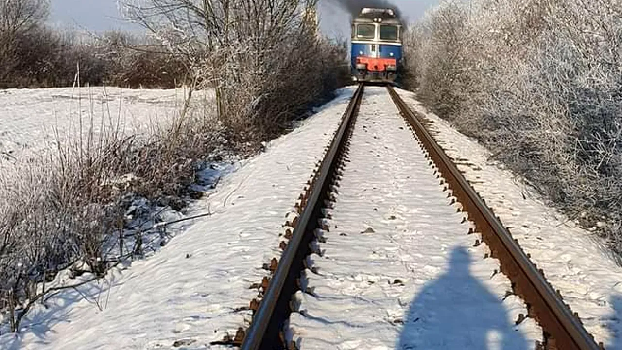 Locomotiva trenului de pasageri de pe ruta Baia Mare-Jibou a luat foc, în județul Maramureș