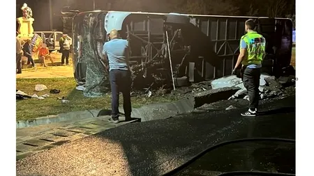 FOTO - VIDEO | Un autocar cu ucraineni, care se întorcea din Istanbul, s-a răsturnat în Vrancea / 23 de oameni au ajuns la spital
