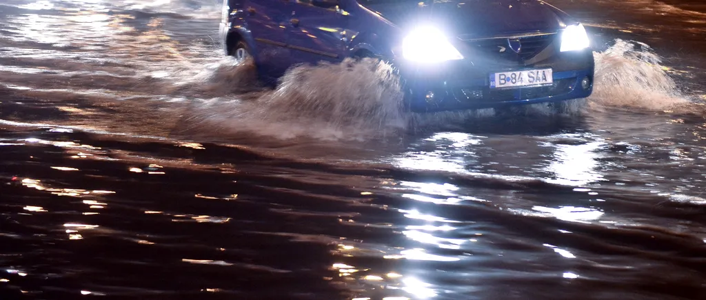 Ploaie torențială și grindină în Râmnicu Vâlcea: Mai multe străzi au fost inundate
