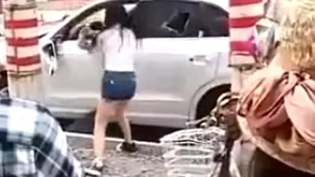 Motivul bizar pentru care o tânără din China și-a distrus mașina de lux nouă cu o cărămidă
