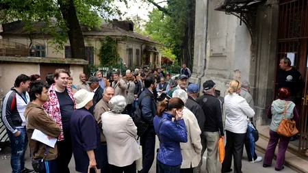 Din nou coadă la CASMB: peste 200 de persoane au vrut să plătească asigurări pentru prima dată