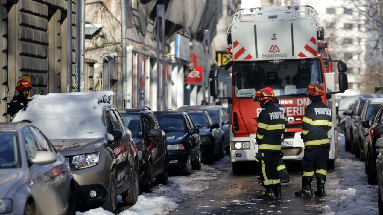 Pericolul de pe străzi. Pompierii au îndepărtat un țurțur imens, din zona Piața Universității