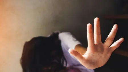 VIDEO: Bărbat din Craiova, reţinut după ce şi-a bătut şi VIOLAT fiica vitregă în vârstă de 13 ani