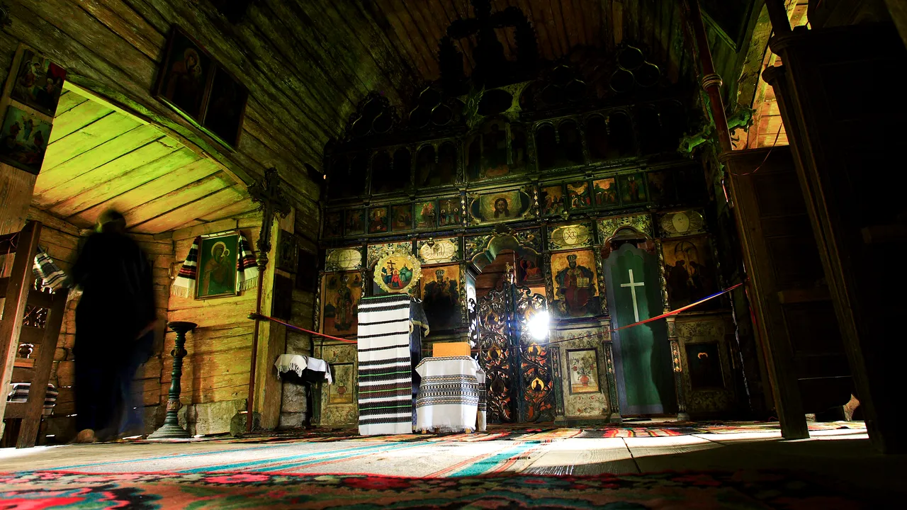 Ce face acest preot militar în biserică a impresionat România. Imagini inedite