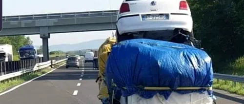 Un șofer român a ajuns subiect de ironii în Ungaria: Și-a urcat mașina pe o remorcă plină cu bagaje - FOTO