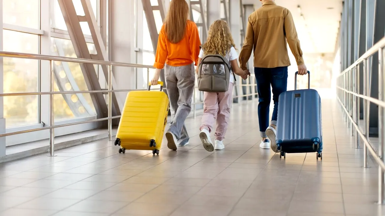 Criza demografică se adâncește în România. Tot mai mulți români aleg să plece DEFINITIV din țară. 