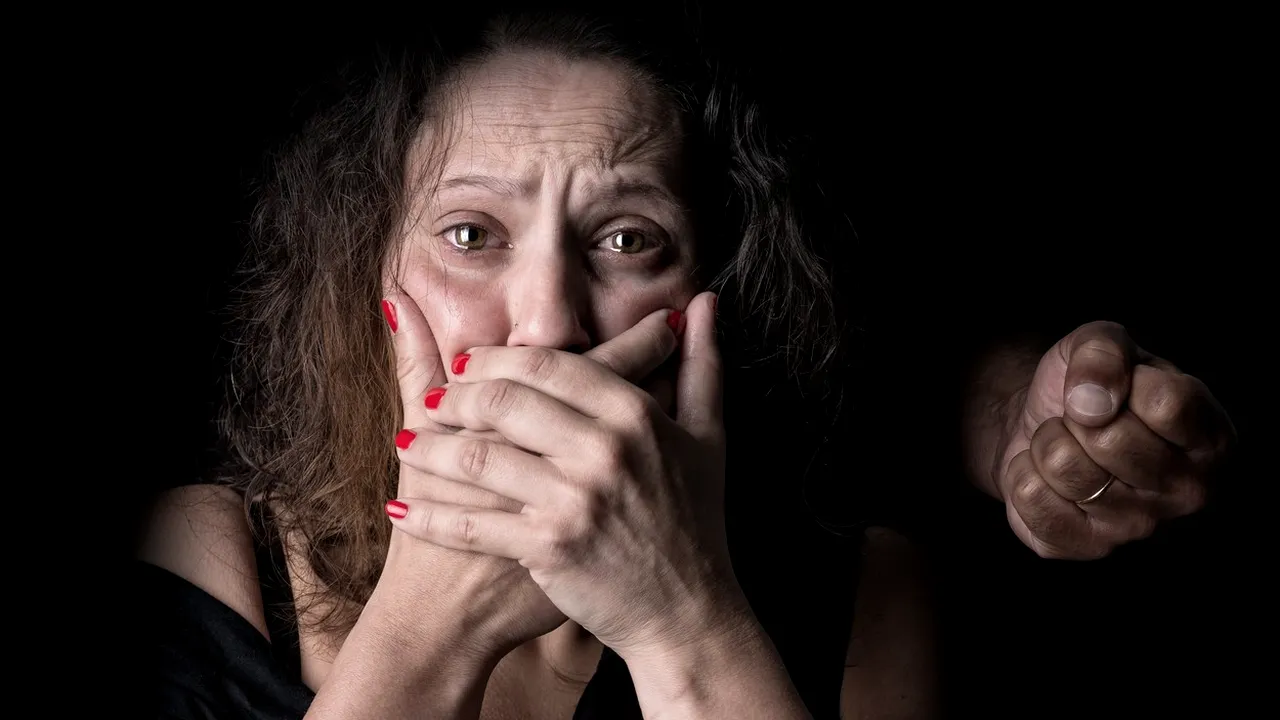 Scene violente lângă București: O femeie a fost răpită de bătută de fostul iubit. Bărbatul a fost ajutat de trei amici