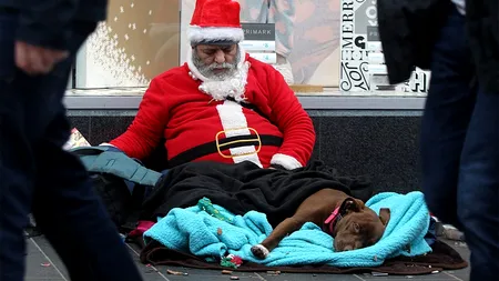 Povestea lui Mario din Buzău, românul care își face veacul cerșind lângă Paris, îmbrăcat în Moș Crăciun