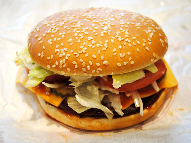 Câțiva clienți au dat în judecată Burger King pentru că sandwich-ul Whopper este prea mic