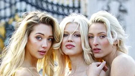 Trei tinere s-au oprit în fața Palatului Buckingham sub balconul Reginei Angliei. Imediat turiștii au început să le fotografieze