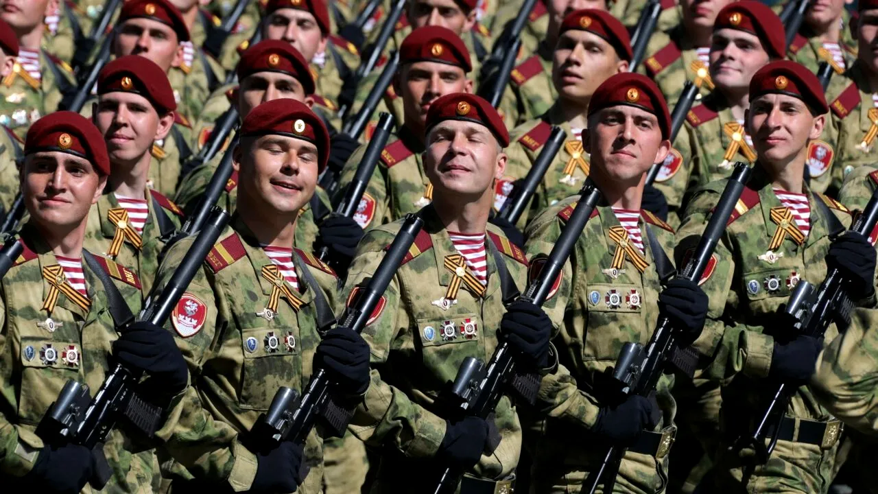 Vladimir Putin înarmează firmele private de securitate cu arme de asalt și mitraliere pentru a proteja infrastructura energetică a Rusiei