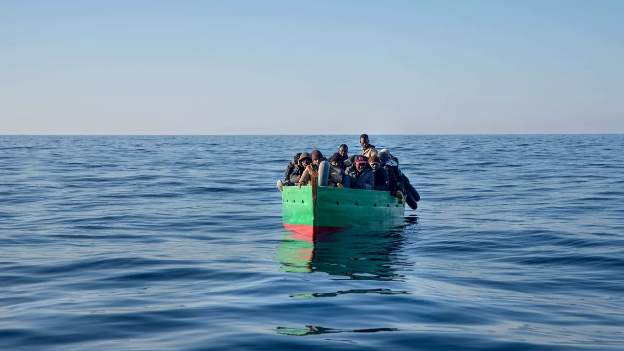 Un vas cu 400 de migranți la bord se află în DERIVĂ între Grecia și Malta