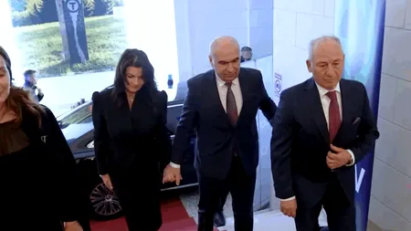 Într-un răspuns pentru Gândul, purtătorul de cuvânt al Guvernului, Ioana Ene Dogioiu, susține că premierul Ilie Bolojan s-a însurat și este cu „soția” la Viena. Dogioiu a transmis redacției că Doamna Bolojan și-a plătit singură costurile deplasării și cazării