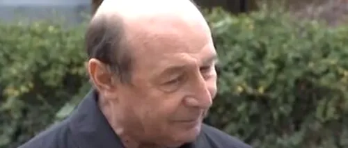 VIDEO | Fostul președinte Traian Băsescu s-a întors în țară. „Reușesc să fiu zglobiu” / „Căutăm un apartament pe care să-l închiriem sau să-l cumpărăm” / „Niciodată nu o să dezbrac cămașa de fost președinte”