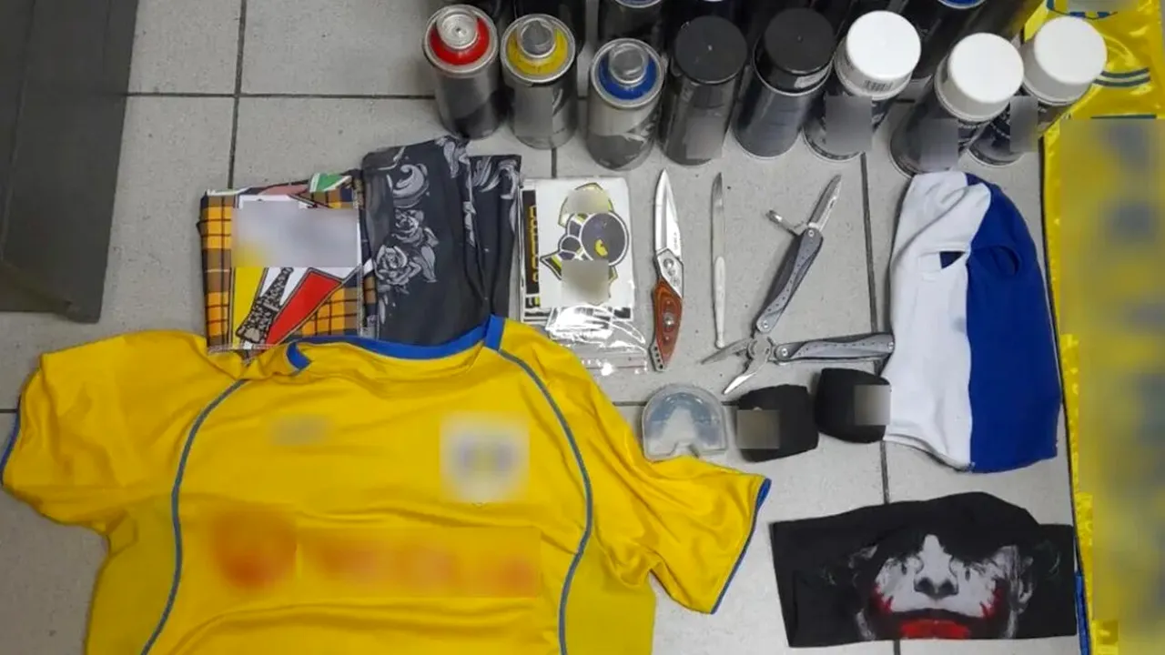 Șapte “Lupi Galbeni” înarmați au fost arestați la intrarea în Grecia. Ce arsenal aveau suporterii Petrolului