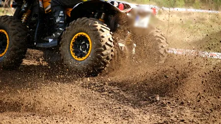 ACCIDENT mortal de ATV în Argeș. Un bărbat și-a pierdut viața, iar soția și copilul lor au fost răniți după ce s-au răsturnat într-o pădure