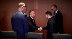 Pace în Ucraina. Zelenski, delegația SUA și Merz, așteptați să iasă de la negocierile din Berlin. Gestul lui Macron, făcut chiar în toiul negocierilor