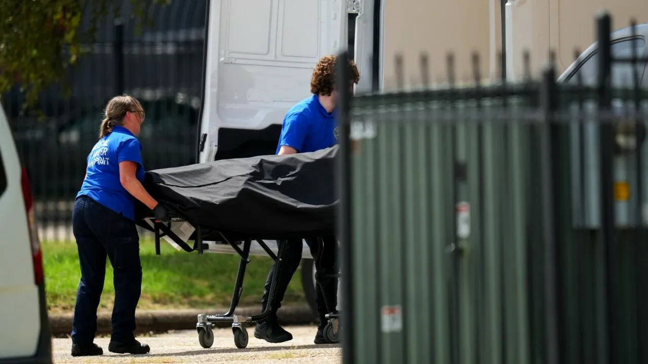 Două persoane au fost ucise și una rănită, într-un atac asupra unei clădiri din Dallas a Agenției pentru Imigrație a SUA. Atacatorul s-a SINUCIS