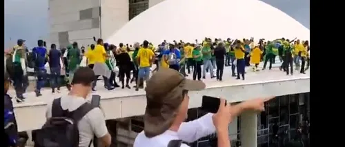Sute de susţinători ai fostului preşedinte Bolsonaro au invadat duminică principalele instituţii ale puterii din Brazilia