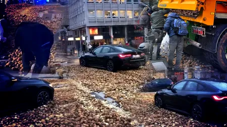 Victime colaterale ale protestului fermierilor din Bruxelles: Un BMW s-a blocat în cartofii deversați de fermieri