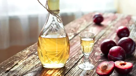 Condamnat la închisoare pentru furt de țuică. Câți litri de băutură i-a furat un bărbat din Gorj vecinei sale