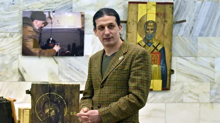 Un artist ucrainean pictează icoane pe cutiile de arme: „Vreau să transform moartea prin pictarea vieții” (FOTO)