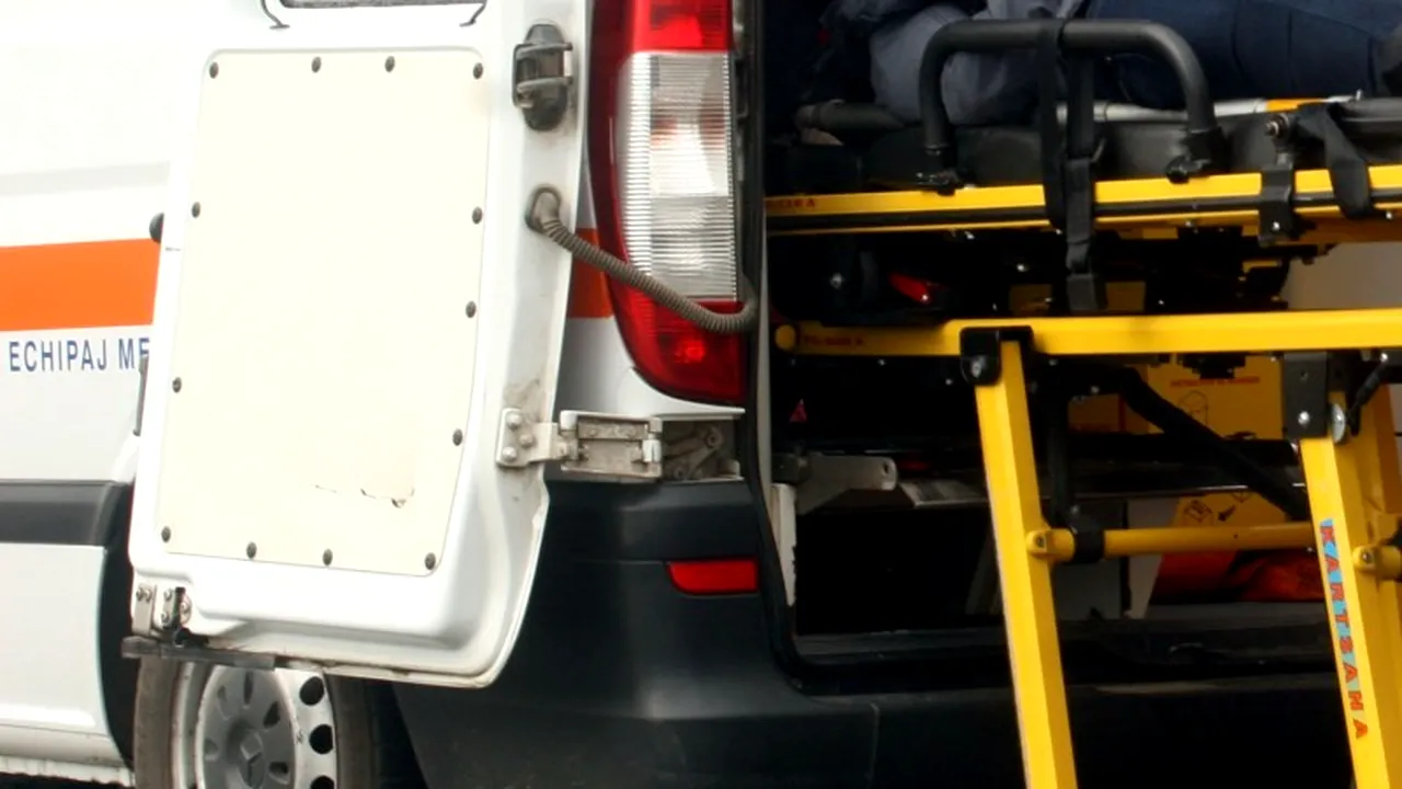 Tânăr înjunghiat grav de un adolescent, care s-a simțit lezat că victima a râs de handicapul său