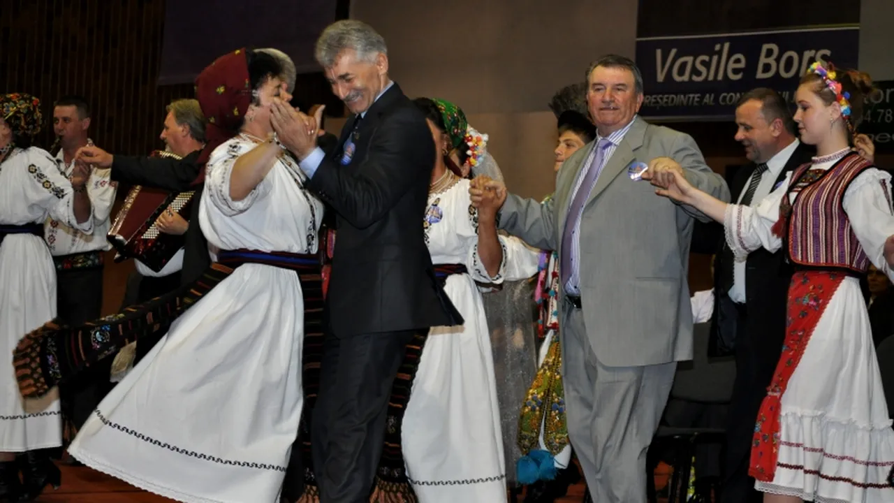 CAMPANIE ELECTORALĂ CU CÂNTEC. Ioan Oltean se pregătește fredonând melodiile contracandidatului său, interpretul de muzică populară Alexandru Pugna. VIDEO