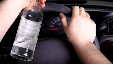 Un bărbat din Dolj, amețit de aburii alcoolului, a furat o autoutilitară și a intrat cu ea într-un stâlp. Ce au mai descoperit polițiștii despre el