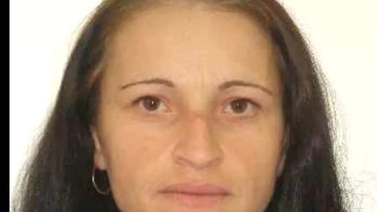 O fetiță de doar trei ani a fost lăsată să moară de propria mamă. Femeia, acuzată că nu și-a trimis fiica la spital, este dată în urmărire generală