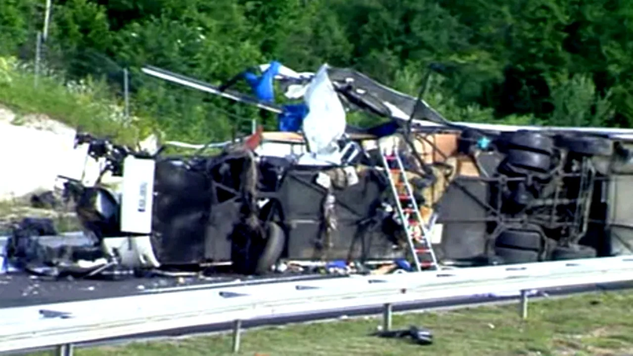 Treisprezece persoane, rănite după ce un autocar a fost lovit de tren, în sudul Croației