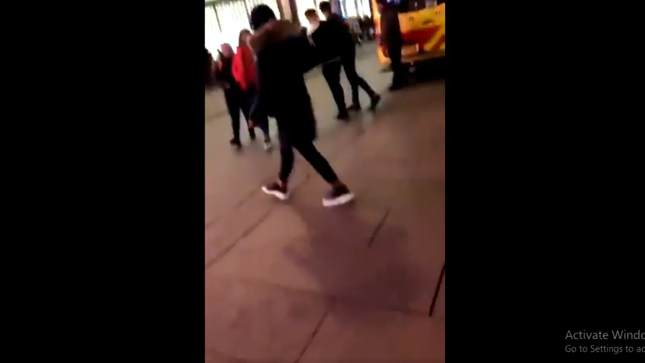 VIDEO Trei minori au fost înjunghiați în urma unui atac cu cuțitul care a avut loc în Haga / Autoritățile îl caută în continuare pe autor 