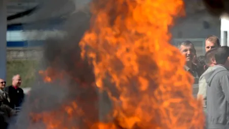 Un autoturism a luat foc lângă sediul Guvernului