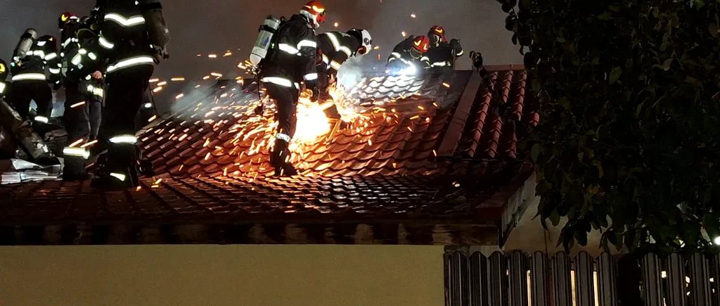 VIDEO UPDATE | Intervenție de amploare la un incendiu la patru locuințe din Sectorul 5. În poduri sunt depozitate materiale combustibile