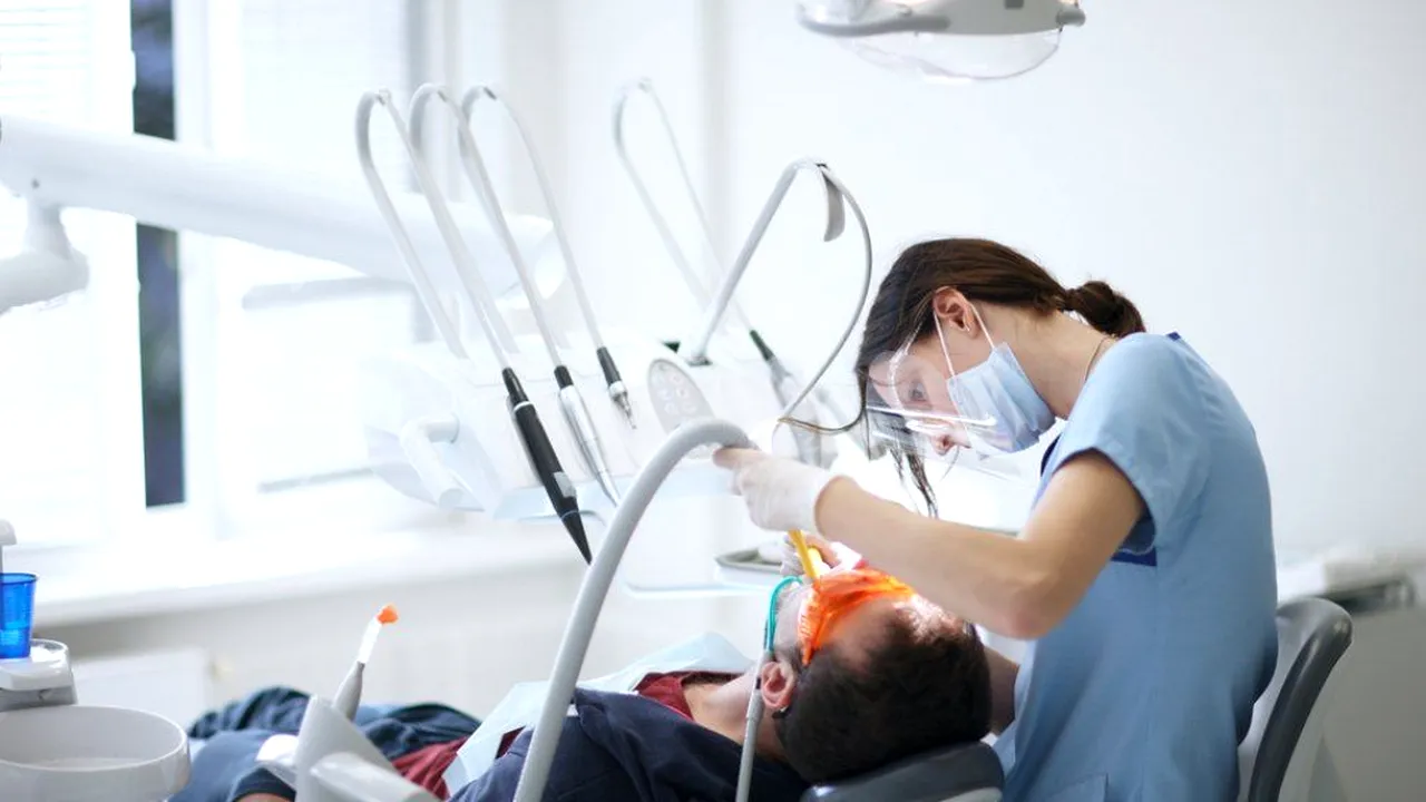 Românii consideră un LUX mersul la dentist. „Când m-a durut, mă clăteam cu sare în gură”